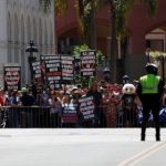 Un grupo de manifestantes antivacunas en San Diego, Estados Unidos, en una foto de archivo (Reuters)