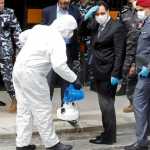 El Primer Ministro libanés Hassan Diab es rociado con un desinfectante cuando llega para asistir a una sesión legislativa