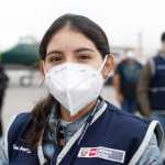 Una profesional de la salud sonríe antes de embarcarse con un grupo de 47 personas a la región de Loreto en la Amazonía peruana para trabajar en tareas de combate para el Coronavirus
