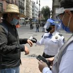 Por emergencia sanitaria, proponen multas y arrestos a personas que escupan en lugares públicos de la CDMX (Foto: Alfredo Estrella / AFP)