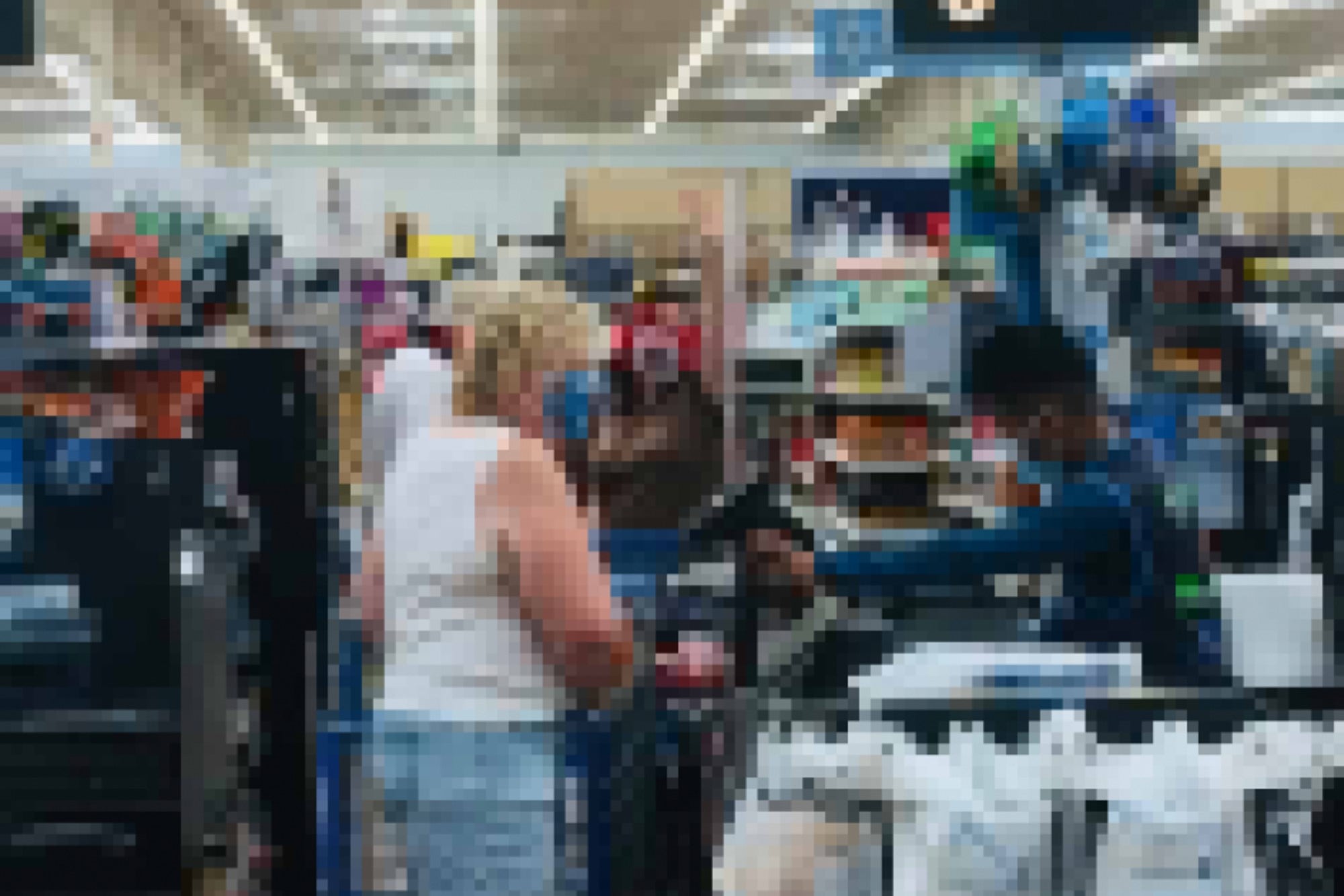 Walmart veta a un hombre y una mujer por el diseño de sus cubrebocas