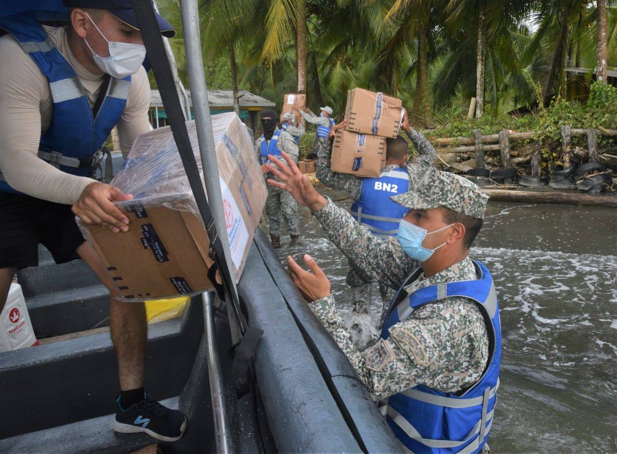 La Armada Nacional entrega a la comunidad de Chucheros. ayudas humanitarias | Noticias de Buenaventura, Colombia y el Mundo