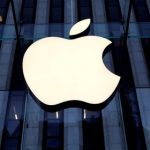 FOTO DE ARCHIVO. El logo de Apple puede verse a la entrada de una tienda en 5th Avenue en Manhattan, Nueva York. REUTERS/Mike Segar