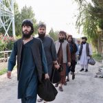 Prisioneros talibanes recién liberados caminan en la prisión de Pul-e-Charkhi, en Kabul, Afganistán. Picture taken August 13, 2020. National Security Council of Afghanistan/Handout via REUTERS