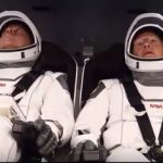 os astronautas de la NASA Bob Behnken (L) y Doug Hurley están atados en la cápsula SpaceX Crew Dragon en el Centro Espacial Kennedy en Florida para su lanzamiento a la Estación Espacial Internacional el 30 de mayo de 2020.