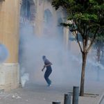 Enfrentamientos con la Policía, piedras y gases lacrimógenos: Miles de libaneses protestan tras las explosiones en Beirut (VIDEOS, FOTOS)