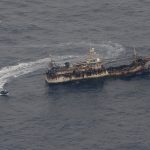 La Armada ecuatoriana sigue vigilando a la flota pesquera china que acecha a las islas Galápagos