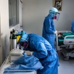 Trabajadores de la salud atienden a un paciente contagiado con coronavirus en Lima (Perú). EFE/Sergi Rugrand/Archivo
