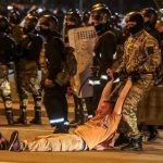 Un policía arrastra a un hombre durante los enfrentamientos entre las fuerzas de seguridad y los manifestantes tras las elecciones presidenciales en Minsk (Dmitry Brushko/Tut.By via REUTERS)