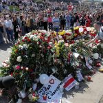 Miles de personas se reúnen en Minsk para honrar a un manifestante fallecido, en la séptima jornada de protestas en Bielorrusia