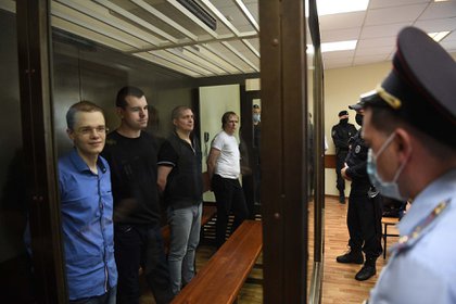 Ruslan Kostylenkov, Piotr Karamzin y Viacheslav Kriuko fueron condenados a entre seis y 7 años de prisión efectiva, mientras que Dmitri Poletaev recibió prisión en suspenso. (Kirill KUDRYAVTSEV / AFP)