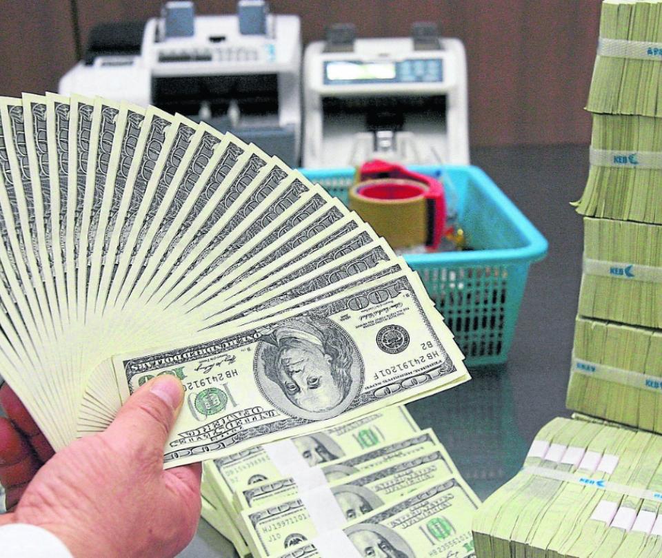 ¿Realmente está en juego la supremacía global del dólar? | Economía