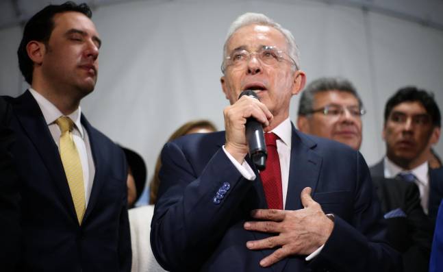 Álvaro Uribe renuncia al Senado y así reaccionan los congresistas