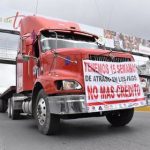 Con mantas de protesta en contra de la llamada “mayor compañía siderúrgica en México” se manifestaron: solamente a los transportistas les deben 450 millones de pesos (Foto: El Tiempo de Monclova)