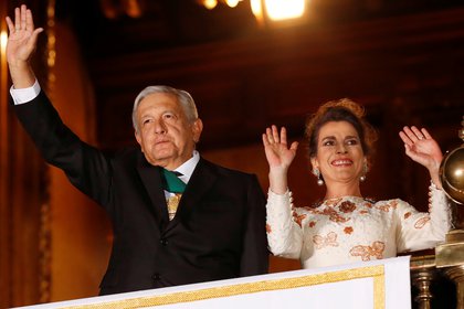 Uno de los detalles que más destacaron durante la ceremonia del grito de independencia fue el atuendo de Beatriz Gutiérrez Müller (Foto: REUTERS/Henry Romero)