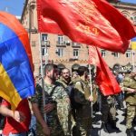 Varias personas acuden a un encuentro para reclutar voluntarios militares en Ereván después de que Armenia declaró la ley marcial tras enfrentamientos con Azerbaiyán. 27 septiembre 2020.