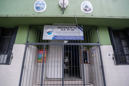 Detalle del frente de una escuela que permanece cerrada por el brote de Coronavirus, en Buenos Aires. EFE/Juan Ignacio Roncoroni/Archivo
