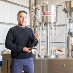 Pequeños productores de vino y de ciruela adquieren tecnología para aumentar su productividad.