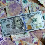 Revelaciones de un vendedor ilegal de dólares en Buenos Aires que se disfraza de 'delivery' para entregar el dinero