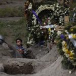 El trabajador de un cementerio cava una tumba en una sección del Cementerio Municipal de Valle de Chalco que se abrió a inicios de la pandemia de coronavirus para lidiar con el aumento de decesos, a las afueras de la Ciudad de México, el jueves 24 de septiembre de 2020.  (AP Foto/Rebecca Blackwell)