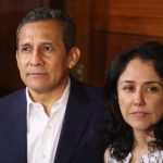 Imagen de archivo del expresidente peruano Ollanta Humala (i) y su esposa, Nadine Heredia (d), en la puerta de su casa, en el distrito Surco, en Lima (Perú). EFE /Ernesto Arias /Archivo

