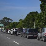 Venezolanos pasan días a la espera de poder cargar gasolina | Economía