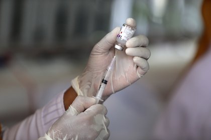 AstraZeneca, Pfizer, CanSino y Covax surtirán de vacunas a México (Foto: EFE/EPA/Hotli Simanjuntak)