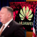 Pompeo frente a imagen con logo de Huawei superpuesto (© Andrew Harnik/AP Images)