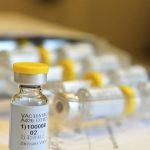 Johnson & Johnson detiene ensayos de su vacuna contra la covid-19