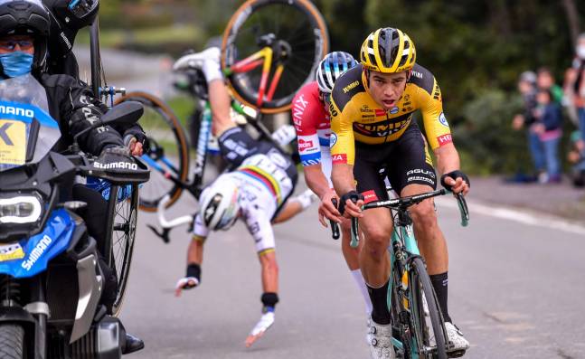 Julian Alaphilippe sufrió una grave caída en el Tour de Flandes que ganó Van der Poel