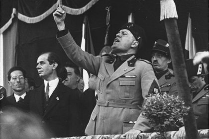 Mussolini durante un discurso en Milán en mayo de 1930. (Bundesarchiv via Wikipedia)