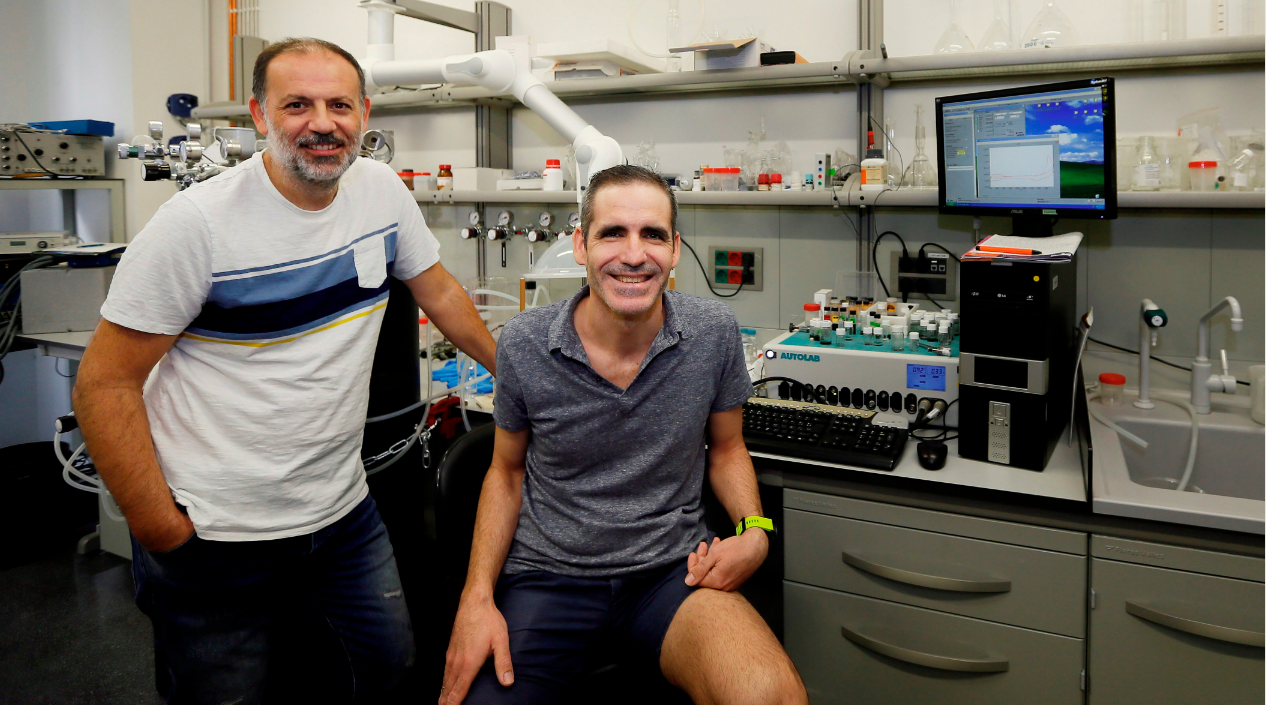 José Solla Gullón (d), y Francisco José Vidal Iglesias, investigadores del Instituto de Electroquímica de la Universidad de Alicante. EFE