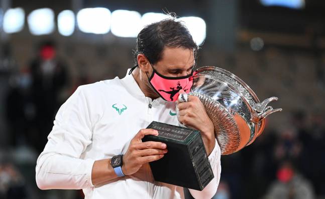 Nadal, campeón de Roland Garros, iguala marca de Grand Slams de Roger Federer