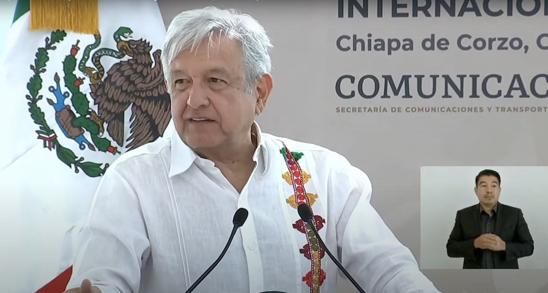 Andrés Manuel López Obrador en aeropuerto internacional Ángel Albino Corzo