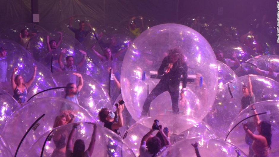 The Flaming Lips y el concierto donde todos gozaron en burbujas gigantes