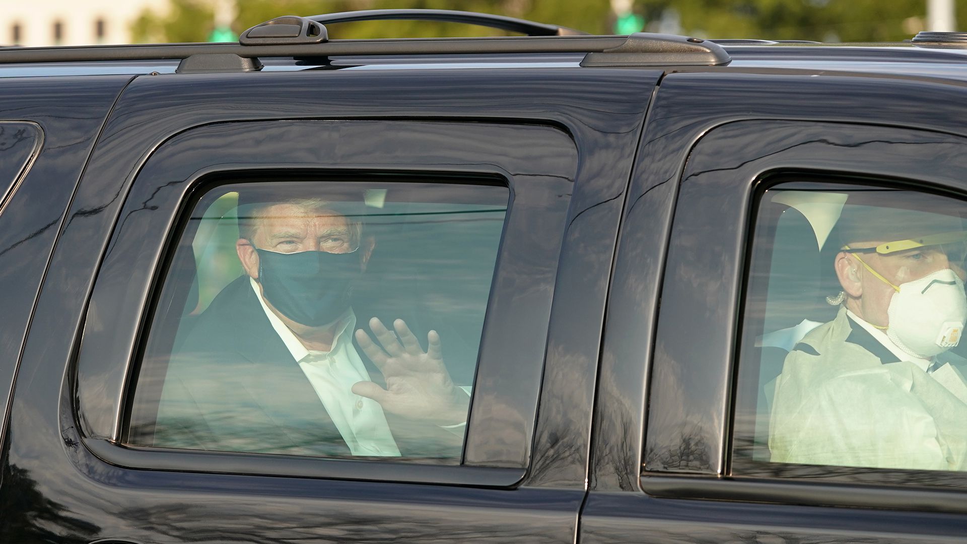 Donald Trump saluda desde auto