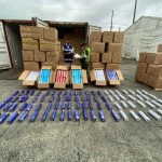 DIAN y POLFA aprehendieron 08 contenedores con cintas navideñas, por un valor comercial de más de 5.000 millones de pesos en Buenaventura