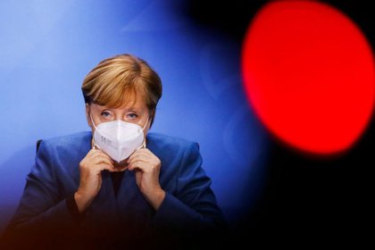 FOTO DE ARCHIVO. La canciller alemana, Angela Merkel, participa en una conferencia de prensa, en Berlín, Alemania. 28 de octubre de 2020. REUTERS/Fabrizio Bensch/Pool