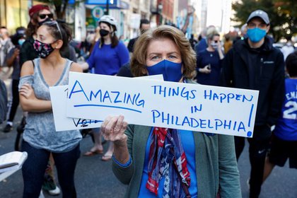 Una mujer sostiene un cartel tras el anuncio del triunfo de Joe Biden por parte de las principales cadenas de noticias. Filadelfia, Pensilvania, 7 de noviembre de 2020. REUTERS/Rachel Wisniewski