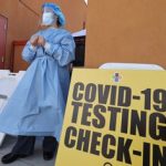 La enfermera registrada Glenda Pérez espera para hacer pruebas a las personas para detectar la enfermedad del coronavirus (COVID-19), en el este de Los Ángeles. REUTERS/Lucy Nicholson