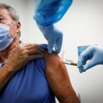 Un voluntario es inyectado con una vacuna mientras participa en un estudio de vacunación contra la enfermedad coronavirus (COVID-19) en los Centros de Investigación de América, en Hollywood, Florida, EE.UU., el 24 de septiembre de 2020. REUTERS/Marco Bello