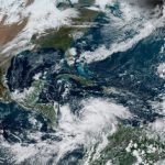 Fotografía satelital cedida por la Oficina Nacional de Administración Oceánica y Atmosférica (NOAA) de EE.UU. por vía del Centro Nacional de Huracanes (NHC), donde se muestra la localización de la tormenta tropical Iota (i) al norte de Colombia, a las 14:10 hora local (19:10 GMT) del 14 de noviembre. EFE/ NOAA-NHC

