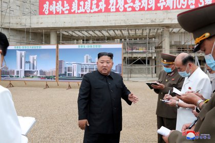 El dictador norcoreano Kim Jong-un en las puertas del Hospital General de Pyongyang, que está en construcción (Reuters)