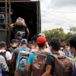 "Los llevamos a un campo de concentración y los quemamos como Hitler": Destituyen a profesor mexicano por sus comentarios sobre los migrantes (VIDEO)