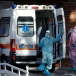 Trabajadores médicos en el hospital de Cotugno en Nápoles (REUTERS/Ciro De Luca)