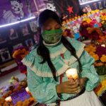 México celebra el tradicional Día de Muertos con cementerios cerrados por la pandemia de covid-19
