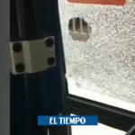 Pánico de pasajeros del MIO cuando hombre atacó el bus a piedras - Cali - Colombia