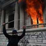 Manifestantes incendian la sede del Congreso de Guatemala y se enfrentan a la Policía exigiendo el veto del presupuesto y la renuncia del presidente