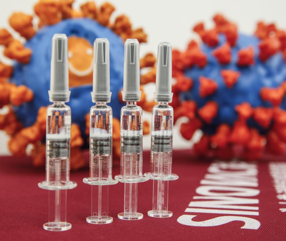 Revés para vacuna china Coronavac: paran ensayo por evento adverso | Economía