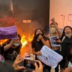 Grupos feministas protestan este lunes, por los feminicidios de dos mujeres el pasado fin de semana en Cancún, en el sueste de México. (Foto: EFE/Lourdes Cruz)
